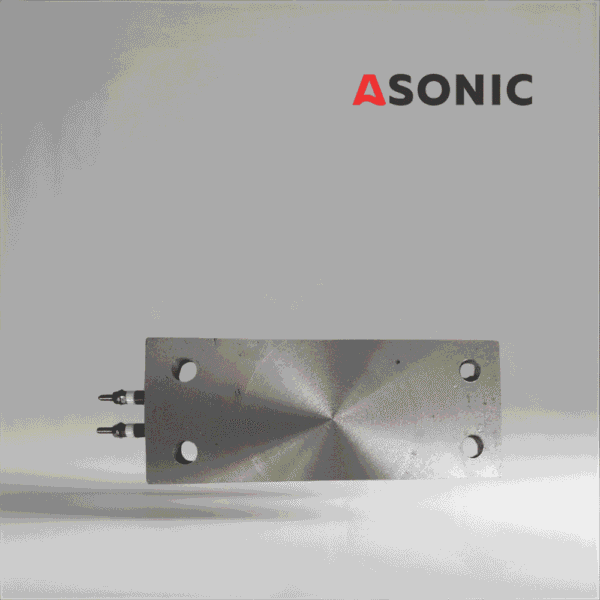 Calentador plano ASONIC de 500 W montado en depósitos de limpiadores ultrasónicos industriales para calentar fluidos.