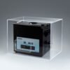 Limpiador ultrasónico ASONIC 10L colocado dentro de una caja silenciosa que minimiza el ruido durante el funcionamiento.