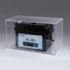 Limpiador ultrasónico ASONIC 5L dentro de caja silenciosa Limpiador ultrasónico ASONIC de 5 litros colocado dentro de una caja silenciosa que minimiza el ruido durante el funcionamiento.