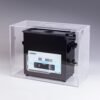 Limpiador ultrasónico ASONIC 7L dentro de caja silenciosa Limpiador ultrasónico ASONIC 7L colocado dentro de una caja silenciosa para reducir el ruido durante el funcionamiento ultrasónico.