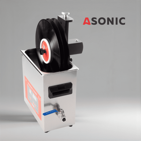 Accesorio ASONIC Vinyl Cleaner para hasta cinco discos, mostrado encima de un limpiador ultrasónico.