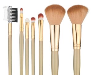 Esta imagen muestra siete brochas de maquillaje sobre un fondo blanco