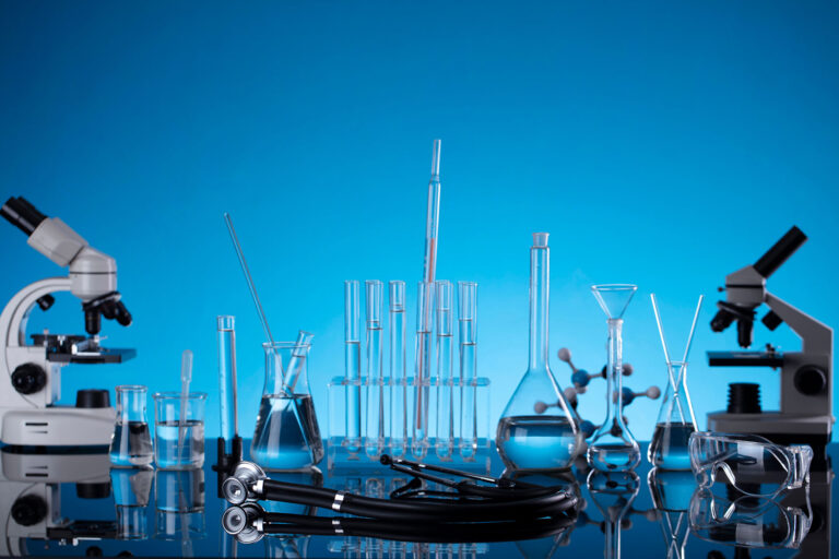 Esta imagen muestra material y equipos de laboratorio