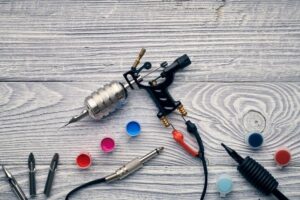 Esta imagen de una pequeña pistola de tatuajes representa el uso de los limpiadores ultrasónicos ASONIC en clínicas médicas