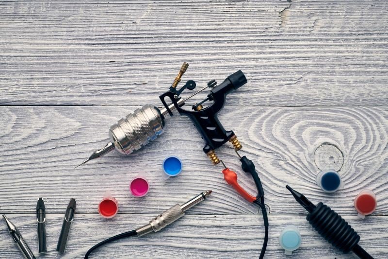 Esta imagen de una pequeña pistola de tatuajes representa el uso de los limpiadores ultrasónicos ASONIC en clínicas médicas